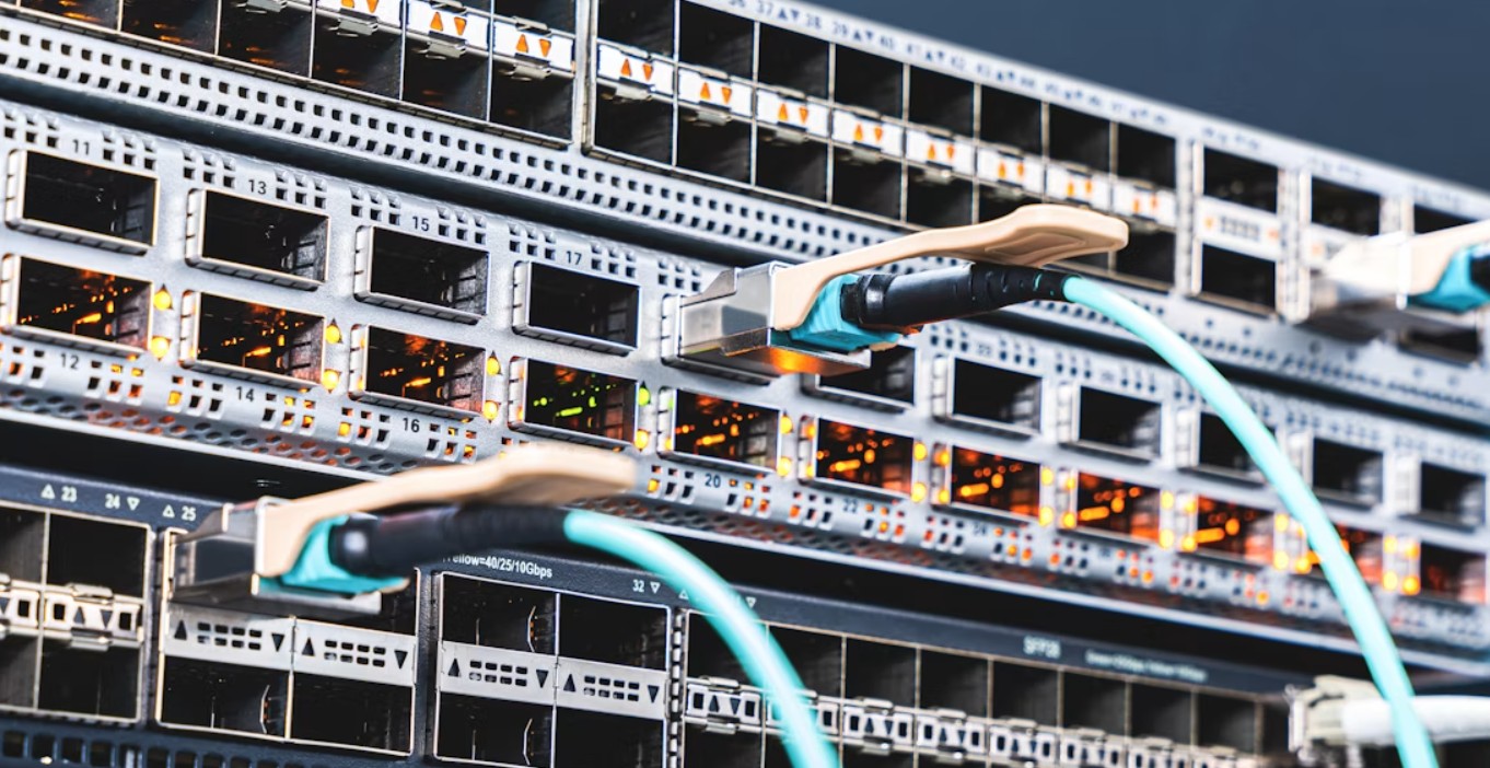 QSFP transceivers and fiber patch cables in network switch